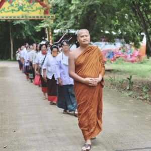 หลวงพ่อมหาเทพ พระมหานรินทร์เทพ กำลังนำสาธุชนเดินไปทำบุญ