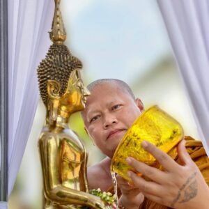 หลวงพ่อมหาเทพ พระมหานรินทร์เทพ กำลังรดน้ำถวายพระพุทธรูป
